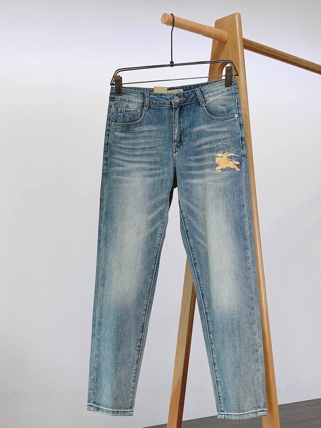 Gucci Gucci's new summer style. This Gucci webbing round-neck short-sleeved top