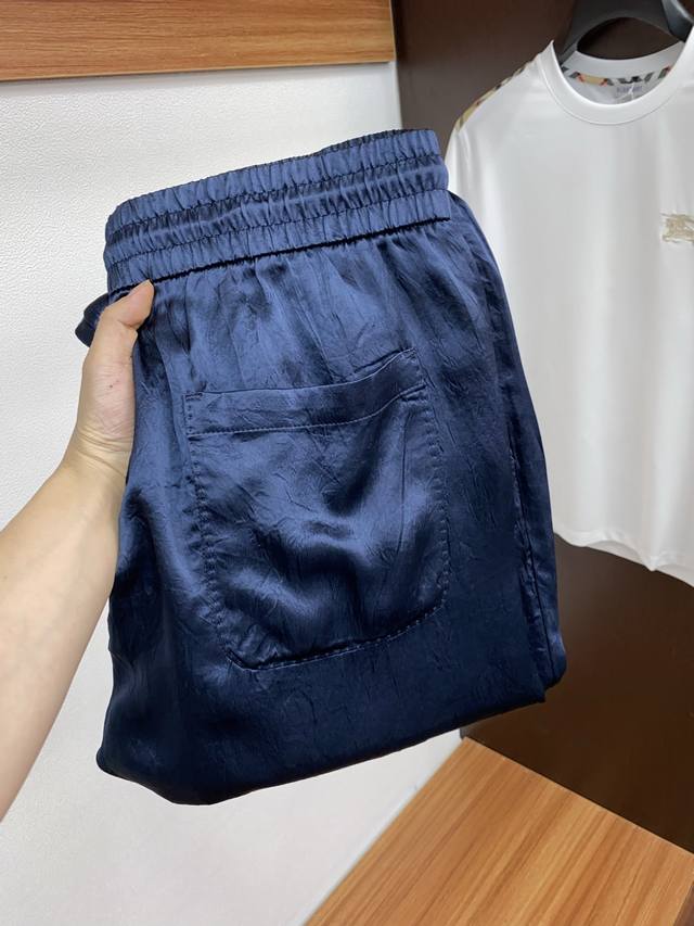 Retro workwear style is here! This multi-pocket culottes is both fashionable and