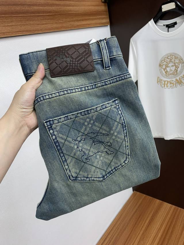 A must-have for fashion! This pair of high-waisted slim-fitting ripped shorts un