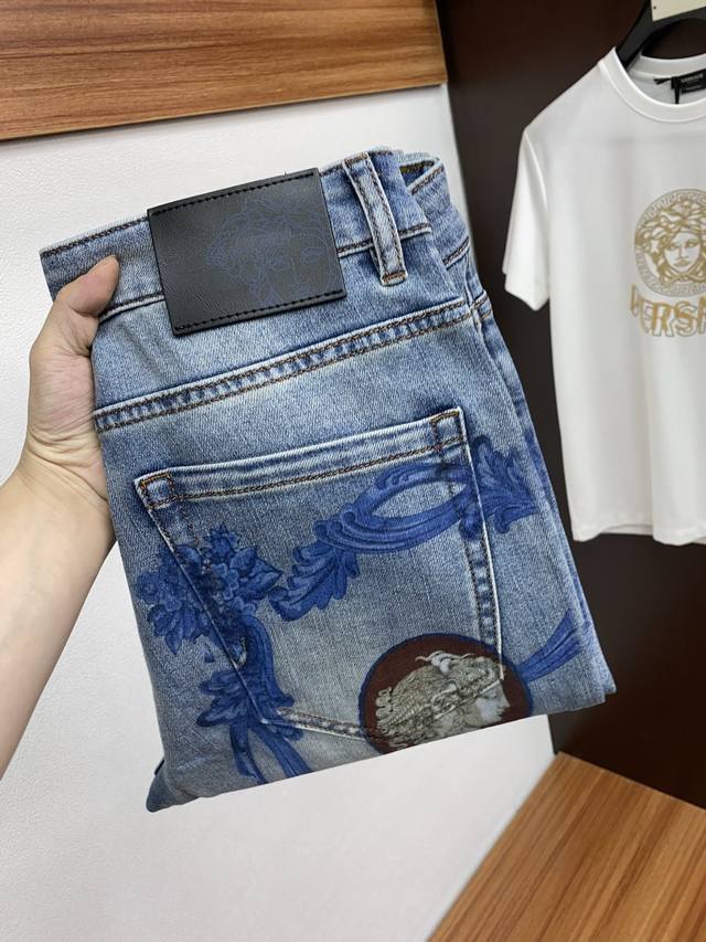Unlock the lazy style with one click! This linen skirt with a slit at the back i
