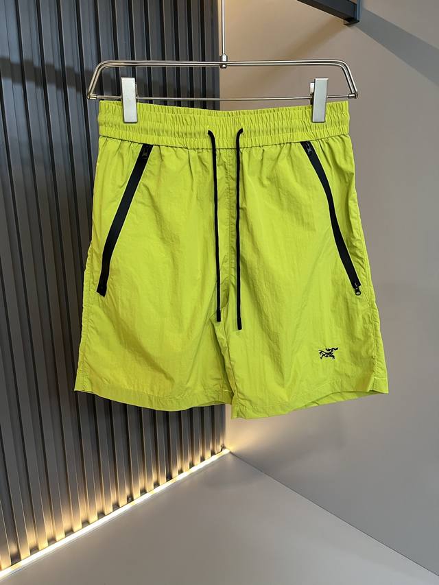 The new Dio* Dior Bee suit is out, it is a style that is not picky about age or