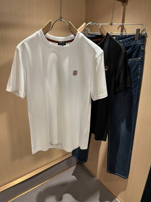 An indispensable item for summer outfits. Triangle logo decoration on high waist