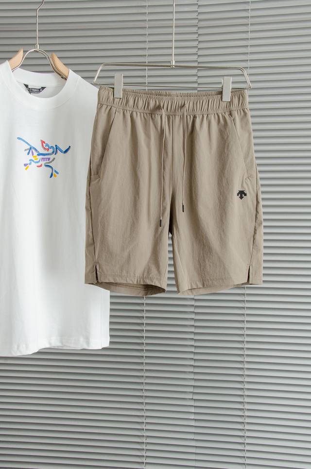 Miu Miu 25Ss new contrasting stripes with letter logo knitted short sleeves, it