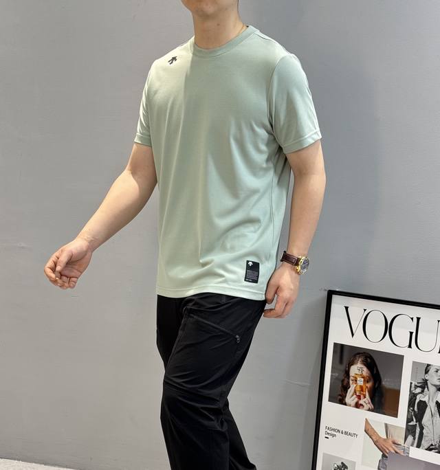 25 Summer new Saturn contrasting color print short-sleeved T-shirt is very nice.
