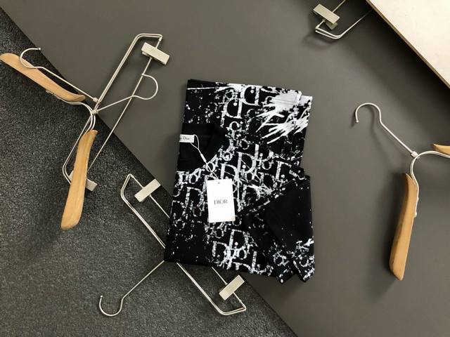 25Ss Summer new Miu* knitted Polo shirt is simple and exquisite. The contrasting