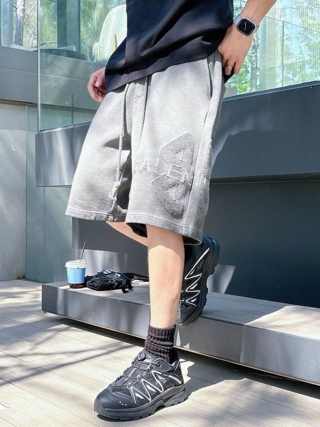 The versatile pants that are indispensable in your wardrobe. They can be salty,