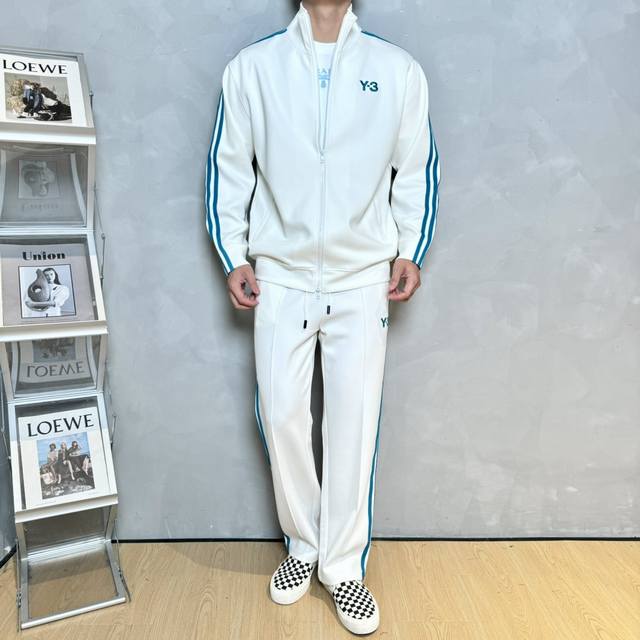 Bri shirt-neck knitted polo shirt, tail single The polo shirt is woven with sea