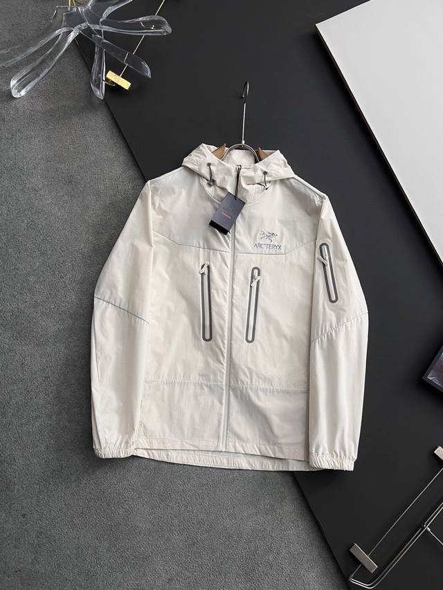 Vivi logo patch round neck T-shirt, produced by OEM factory P New summer product