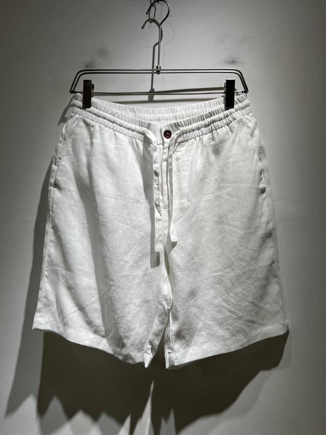 25Ss Chanel's latest hollow hook vest top with exquisite diamond button decorati