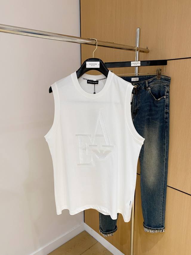 25 Spring and summer new style flared jeans with sequins on the back pockets. Th
