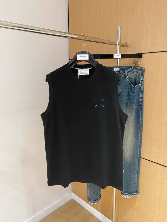 Wear to create a long-legged effect 25Ss Contrast color embroidered logo on the