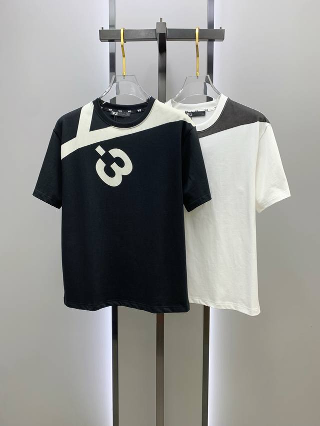 Celi*24 new knitted sleeveless vest. The arc design of this vest can well cover