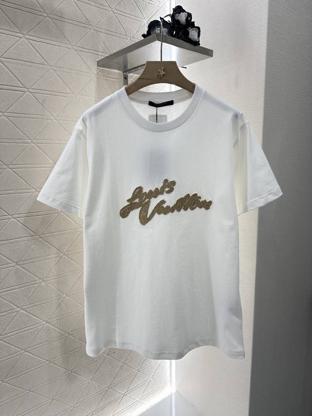 Miumi* new spring and summer knitted suits are classic and recognizable. The sma