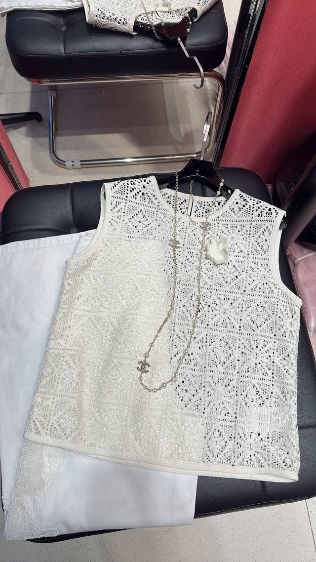 G33 Gucci 25Ss shoulder collar embroidered short-sleeved T-shirt The fabric is m