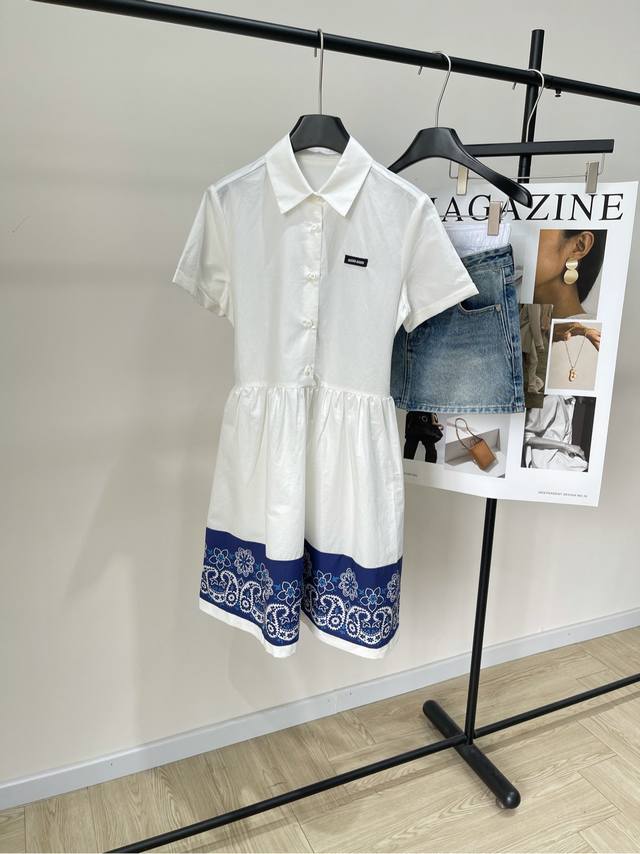 25Ss Maje's hollow flower top is really eye-catching. The black and white colors