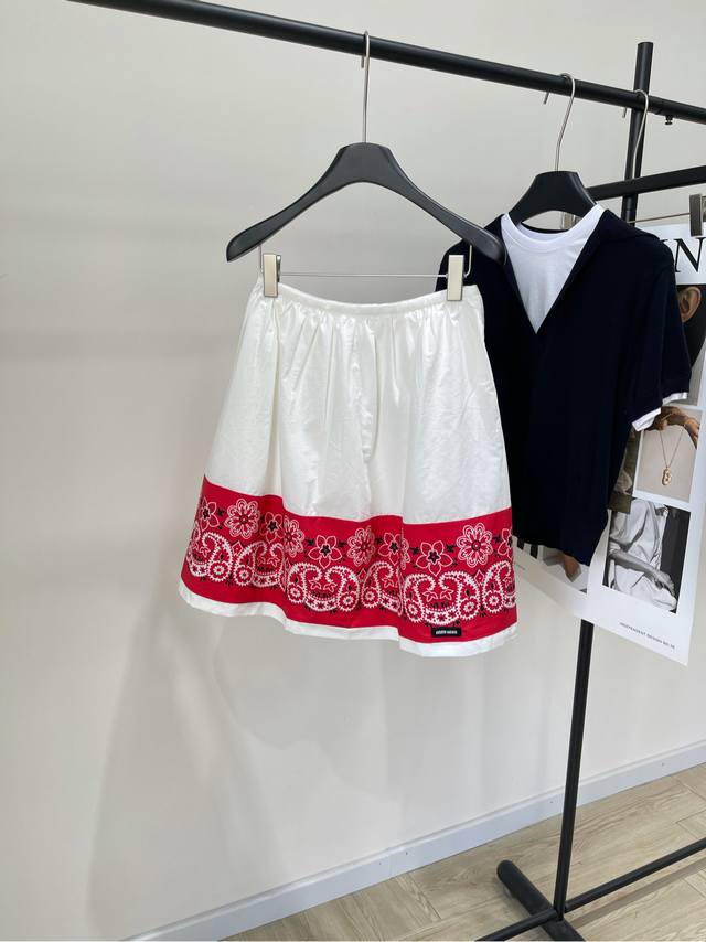 25Ss How did Dior do it? A knitted skirt combines complex hollow flower weaving
