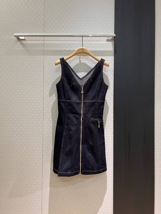 25Ss I won't let you not have this denim skirt. The multi-pocket design is hot a