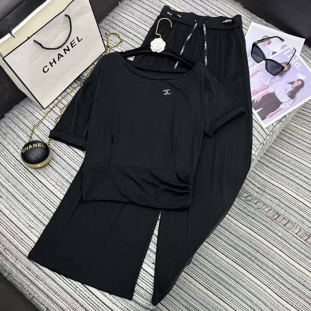 Cc Chanel! Counter model! Sleeveless knitted vest with double C logo on the ches