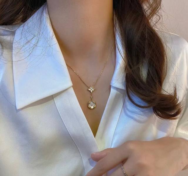 Louis Vuitton classic hit Blossom series two-flower mother-of-pearl diamond neck