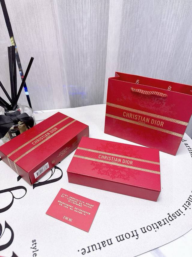 Dior's five-piece set of exquisite sample lipsticks, a beautiful gift box for ge