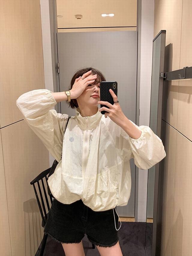 Lululemon sunscreen shirt is also a must-have item for summer This style is orig