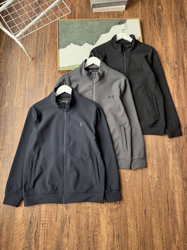 Under Armour's new spring jacket is a great partner for men's travel. Under Armo