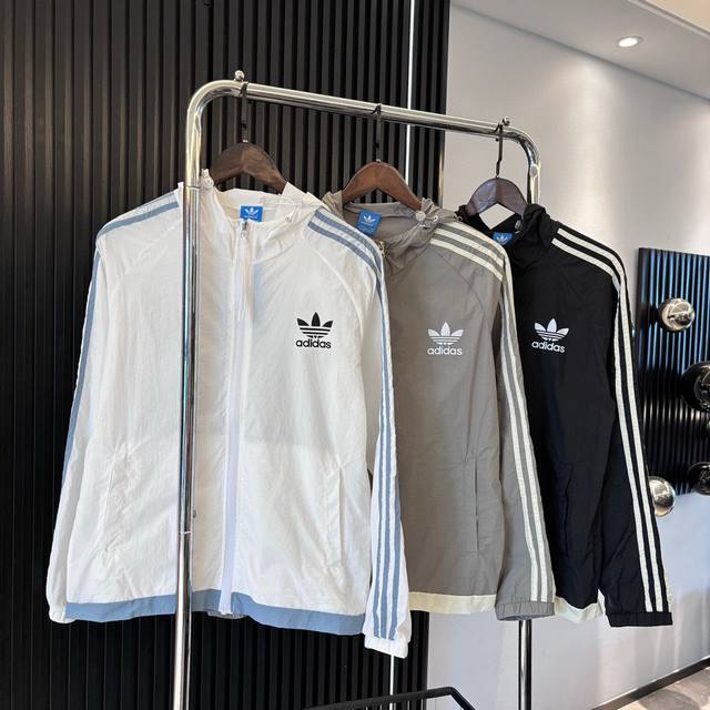 Price reduction benefits for Adidas Trefoil lightweight, comfortable, breathable