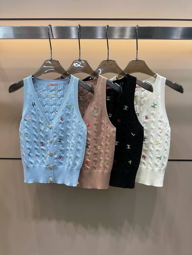 Chanel Chanel custom button colorful double C letter embroidered knitted vest St