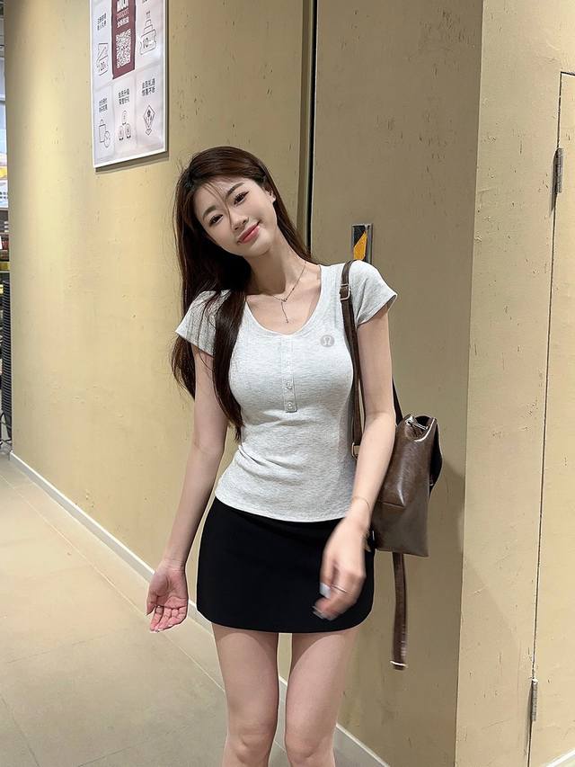 Two pieces. Lulu Lululemon's new short-sleeved T-shirt for early autumn is desig