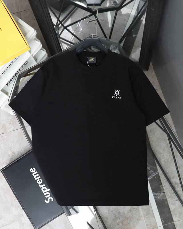 Top version Yourkailas basic short-sleeved shirt . The chest is decorated with a