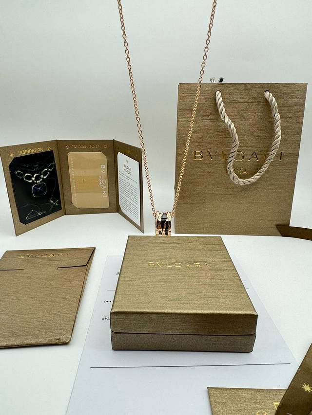Bvlgari necklace The pendant buckle is consistent with the logo of the counter!