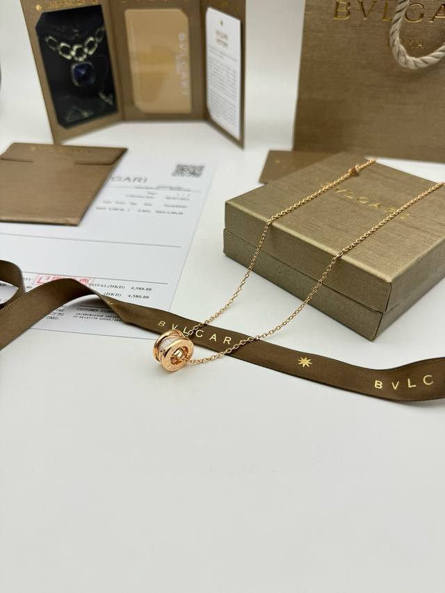 Bvlgari necklace The pendant buckle is engraved with the same logo as the counte