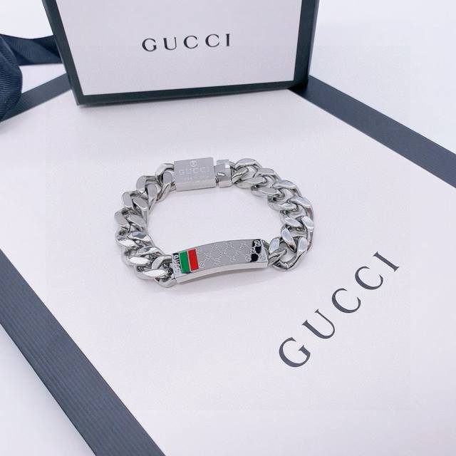 Gucci thick bracelet high quality version full set packaging The chain shape is