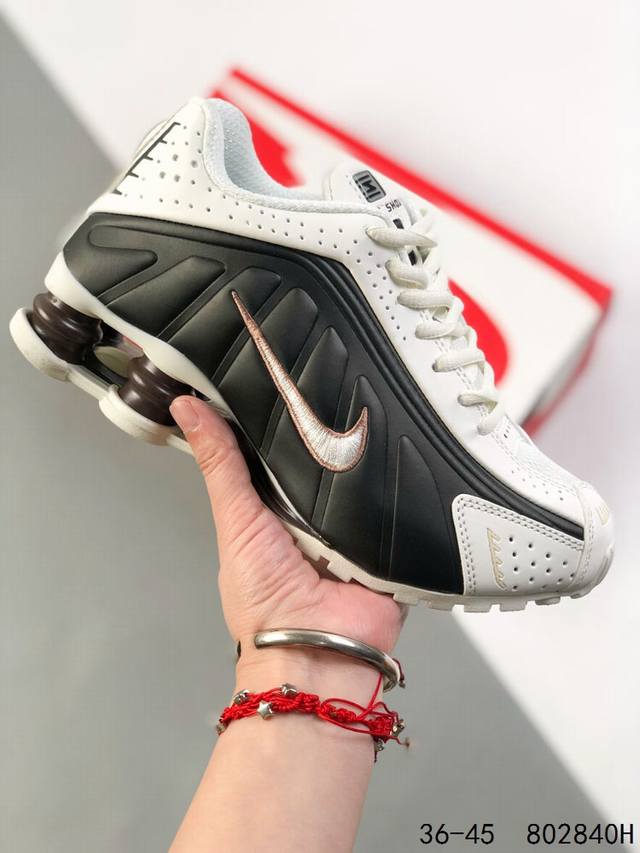 Authentic label with half size! Nike Shox R4 high-tech sneakers. Metallic upper