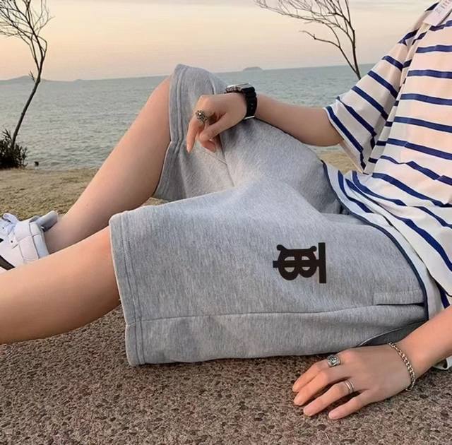 Burberry's latest summer basic five-point casual shorts with Burberry prints are