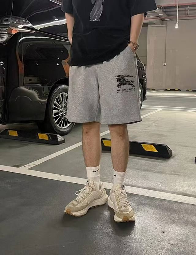 Burberry's latest summer basic five-point casual shorts with war horse print are