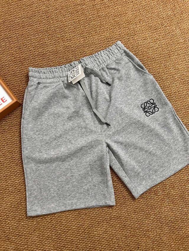 Loewe's latest basic five-point casual shorts for summer are made of heavy Chine