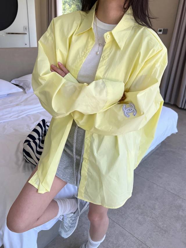 Chanel's new arm embroidered logo sunscreen shirt The sunscreen shirt is perfect