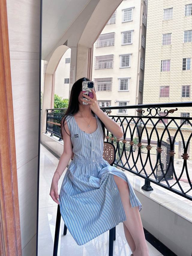 New arrival Miu Miu Miu series of youthful girl outfits! Striped vest suspender
