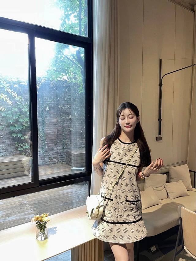 New arrival Chanel Chanel full print denim skirt Double C logo, the style is sup