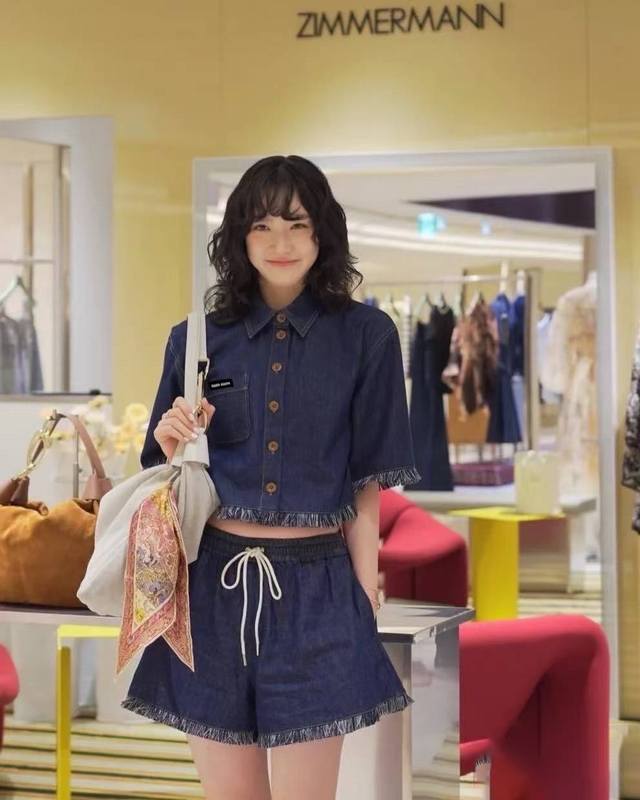 New set Miu * Miu Miu denim short-sleeved shirt and shorts set Short top and shi