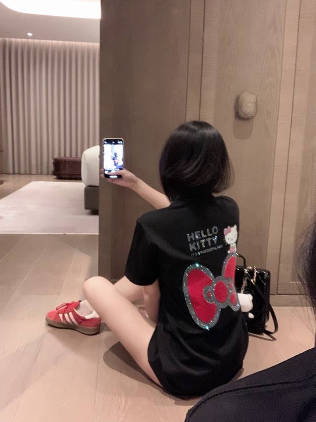 Special offer black Hello Kitty cat heavy rhinestone bow T-shirt ~ Full of youth
