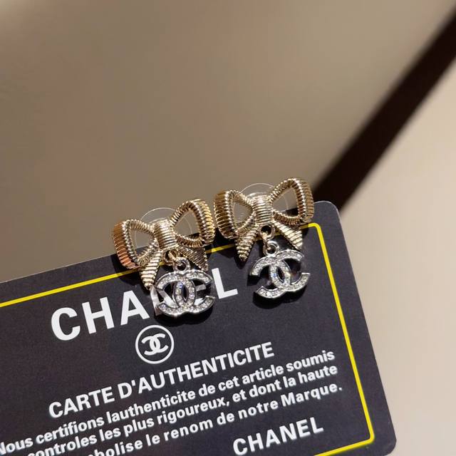 Chanel 24K new three-dimensional bow earrings are so beautiful~ It's another day