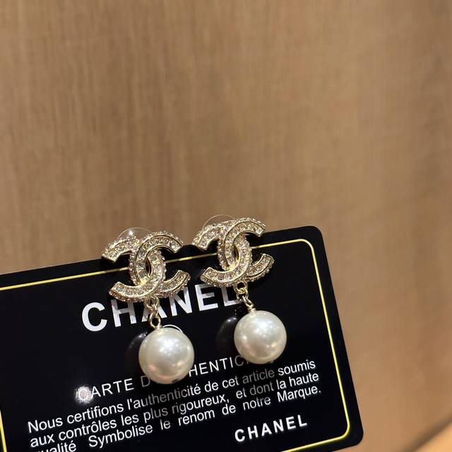 Chanel's new pearl earrings, Yyds, whoever wears it will look good. This Chanel