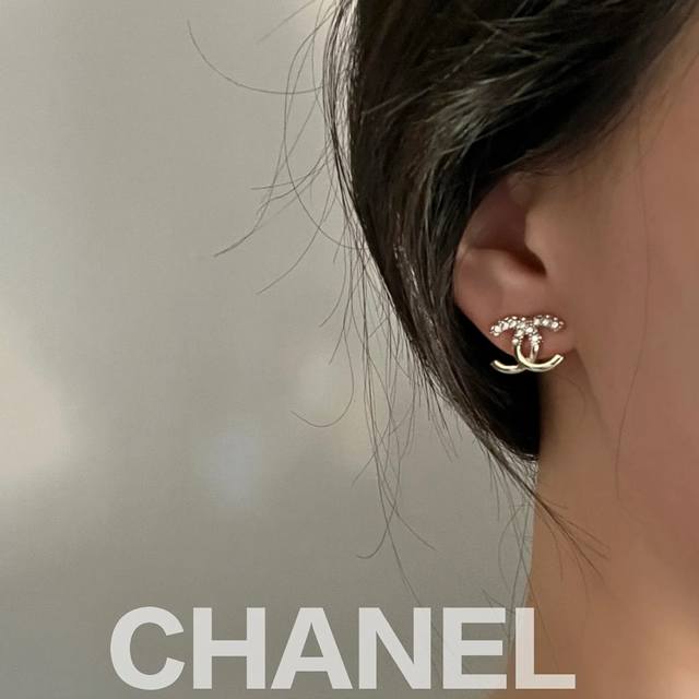 Chanel's new style, the hot-selling half-diamond splicing earrings Chanel, this