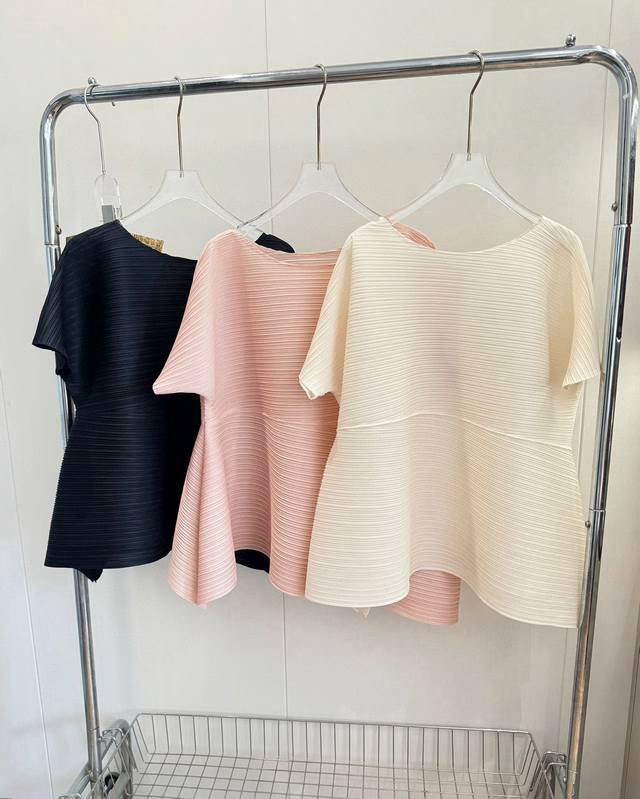Product name: Miyake series irregular chic design pleated spring short-sleeved T