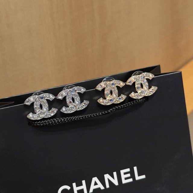 Chanel 25P jewelry is constantly updated, this issue of rhinestone heart star do