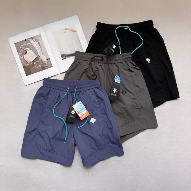 Descente outdoor waterproof versatile shorts casual beach pants three-dimensiona