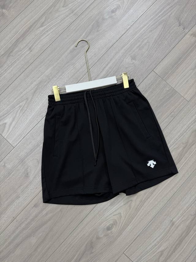Details of the new Descente knitted shorts Descente solid color logo embroidered