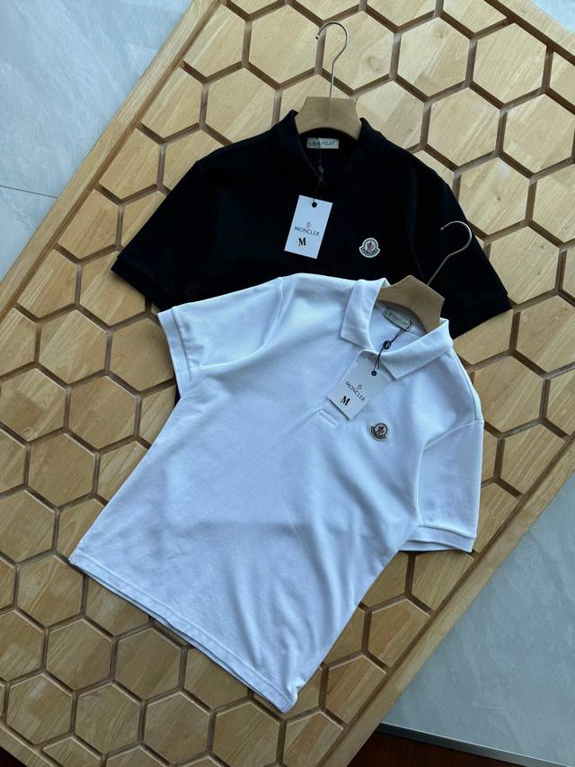 Moncler's classic basic short-sleeved Polo shirt with a small logo embroidered o